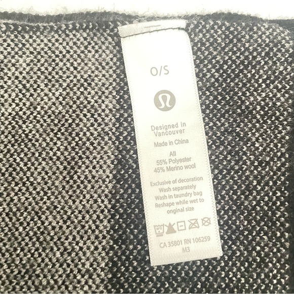 Lululemon Athletica Black and White Knit Logo Scarf - Picture 4 of 4